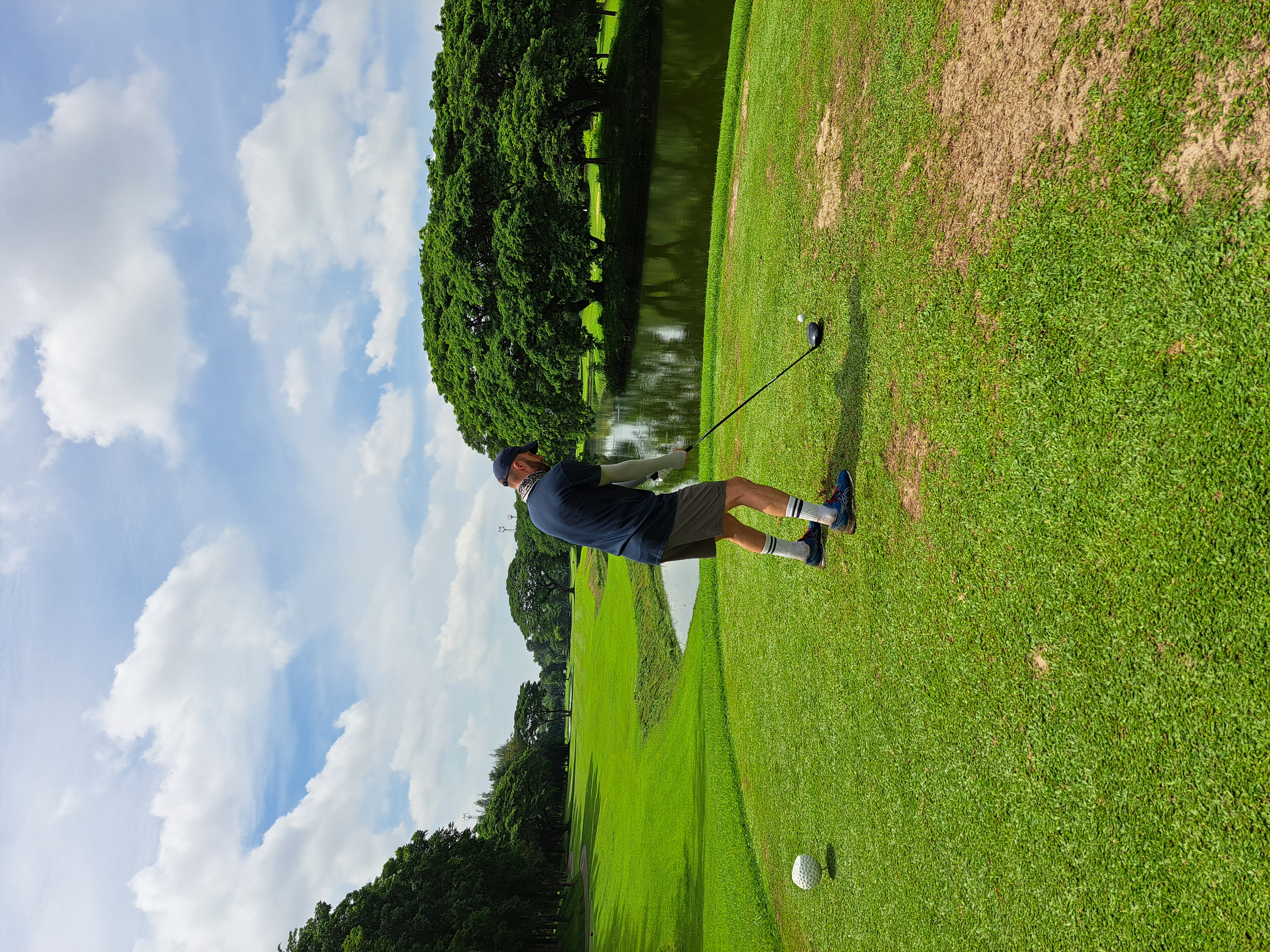Golf w górach Północnej Tajlandii — pola z widokiem na szczyty