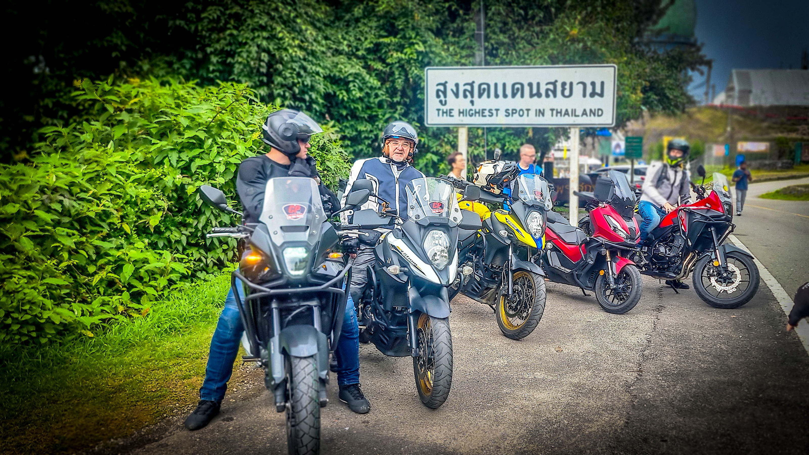 Motocykliści na najwyższym punkcie Tajlandii — Doi Inthanon